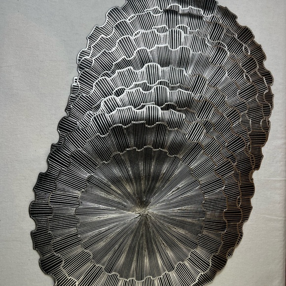 Silver Placemats Set of 6‎ Round  Table Mats Vinyl Pressed Waterproof - Picture 2 of 6